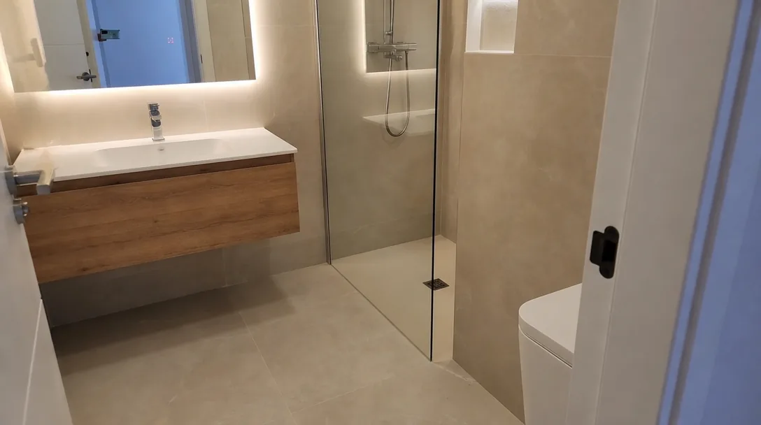 Baño reformado de estilo natural en Cubelles