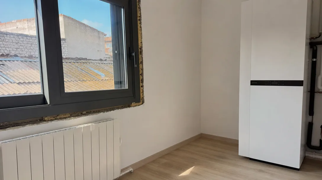 Casa moderna con jardín - ayudas para rehabilitación energética en el Garraf